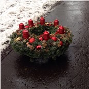 Новогодний венок  Фая (нобилис, свечи) заказать доставку в Москве по лучшей цене в Салоне флористики на Расковой 23а. Круглосуточная доставка в Москве и МО.