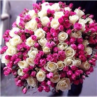 БУКЕТ БЕЛЫХ РОЗ С ВЕТОЧКАМИ КУСТОВЫХ РОЗ