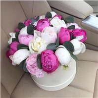 Розовая шляпная коробка из 15 пионов