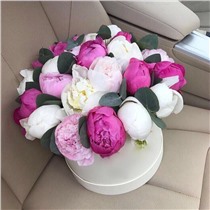 Розовая шляпная коробка из 15 пионов